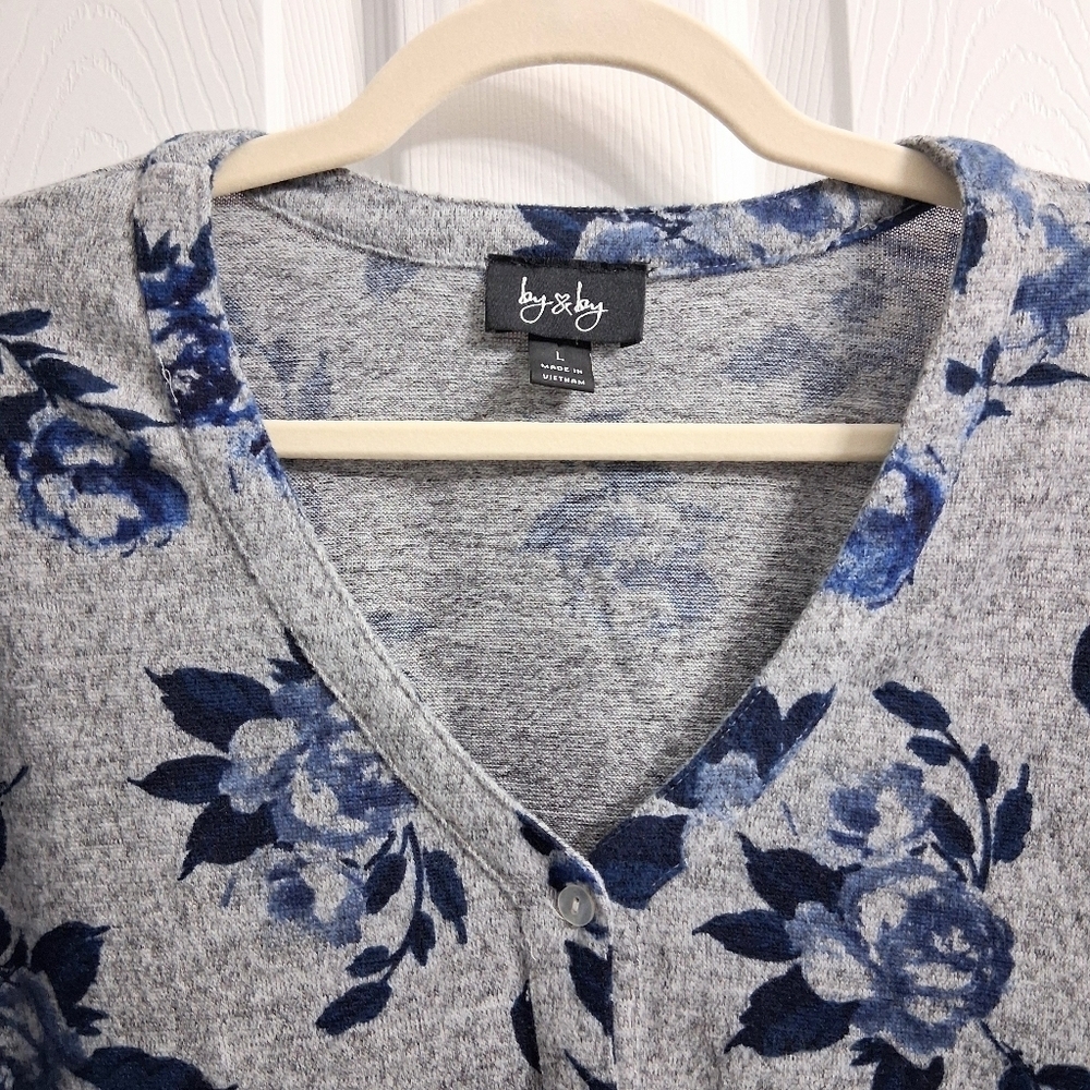 By & By Sweater Blue Roses Gray Background Size Large - Picture 3 of 14